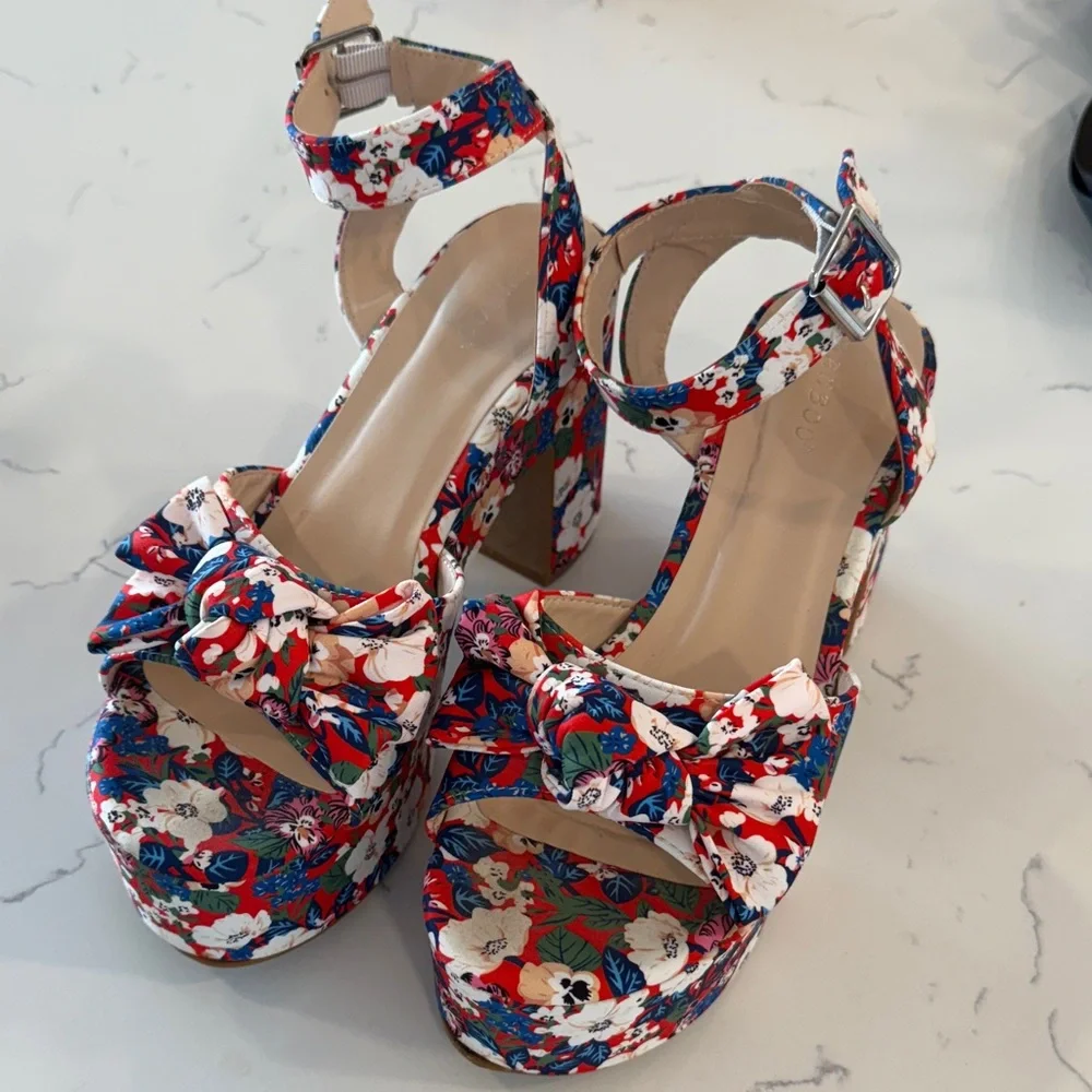 Bamboo Floral Platform Block Heel Sandals. Size 8.5 - Picture 2 of 5
